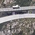 Saut à l'élastique depuis l'arche du pont