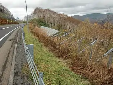 Route et barrière anti-neige au parc national de Shikotsu-Tōya en octobre 2021.
