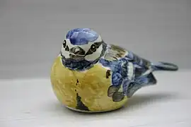 Photo d'une figurine en porcelaine représentant une mésange bleue.
