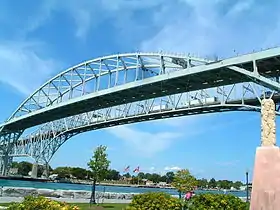 Toujours vus depuis le Waterfront Park, au premier plan, le pont Sud, au second plan, le pont Nord.