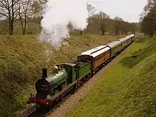 Locomotive à vapeur du Bluebell Railway (train touristique) tirant cinq wagons