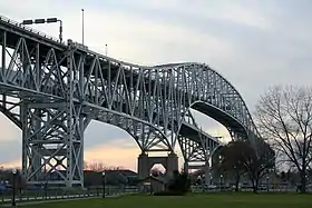 Vus depuis le Waterfront Park de Point Edward, au Canada, au premier plan, le pont Nord (1938), au second plan, le pont Sud (1997).