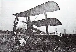 Photo noir et blanc d'un avion vu de profil. Sur le fuselage, on peut lire "Blymp" écrit en blanc.