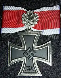 Croix de chevalier de la croix de fer avec feuilles de chêne.