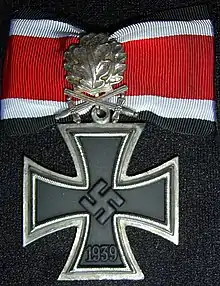 Croix de chevalier de la croix de fer avec feuilles de chêne et glaives.