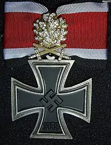 Croix de chevalier de la croix de fer avec feuilles de chêne et glaives en or et brillants.