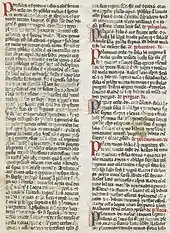 Page de manuscrit avec deux colonnes de texte en gothique, chaque paragraphe commençant par une lettrine « P » rouge ou bleue en alternance, certains titres de chapitre apparaissant en rouge à la fin du paragraphe les précédant.