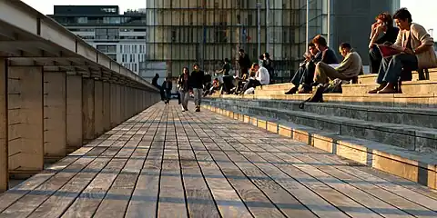 La grande terrasse en bois, sur le toit de la bibliothèque (elle-même enterrée), est un lieu de rencontre apprécié des Parisiens.