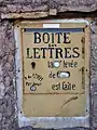 Une boîte aux lettres ancienne dans le hameau.