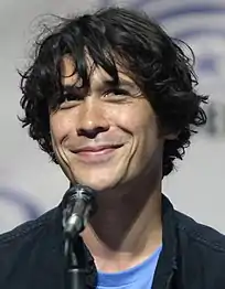 Bob Morley interprète Bellamy.