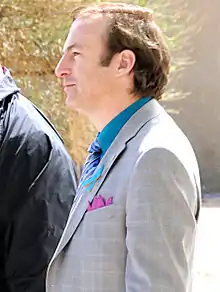 Bob Odenkirk interprète Arthur Hobbs.