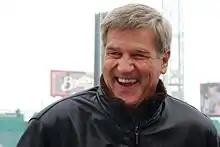 Photographie en couleur de Bobby Orr avec un blouson noir