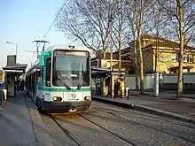 La rame TFS no 216 marque l'arrêt à la station Hôpital Avicenne. Le conducteur surveille la montée et la descente des voyageurs à l'aide des rétroviseurs rétractables.