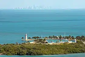 Vue sur Boca Chita Key avec Miami à l'horizon