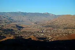 Vue sur le lac depuis les collines à l'ouest de Bodfish.