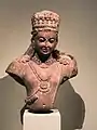 Buste d'un Bodhisattva. Mathura. Grès rose. Période Koushan, IIe – IIIe siècle. Metropolitan Museum of Art.