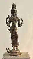 Avalokiteśvara (vêtu comme un prince, et, dans sa coiffure, le jina Amitābha. Xe siècle (?). Bronze doré. MH Vietnam