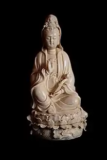 Bodhisattva Guanyin réalisé par He Chaozong, un célèbre artiste du XVIIe siècle de la dynastie Ming qui fabriqua principalement des statues bouddhistes en porcelaine blanche dans la tradition des fours Dehua dans la province du Fujian.