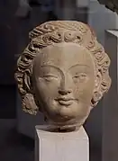 Bodhisattva ou deva à boucle d'oreille. Tumshuq. Toqquz-saraï, petit temple I, IVe – Ve siècle. Terre séchée. Musée Guimet