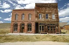 The Bodie Saloon (à gauche), construit vers 1892 (Bodie, Californie).