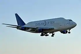 un Dreamlifter en phase d'atterrissage .