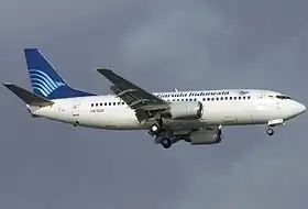 Un Boeing 737-300 de Garuda Indonesia, similaire à celui impliqué dans l'accident.