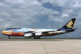9V-SPK, le 747 impliqué dans l'accident, ici à l'aéroport de Paris-Charles de Gaulle en mai 2000.