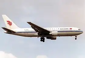 B-2552, le Boeing 767 impliqué dans l'accident, ici à l'aéroport international Kai Tak de Hong Kong en mars 1991