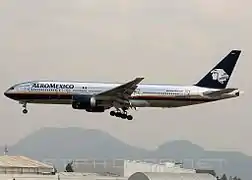 AeroMéxico Boeing 777-200ER en approche finale.