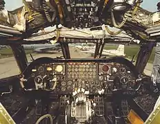 Habitacle des pilotes dans le cockpit d'un B-52D.