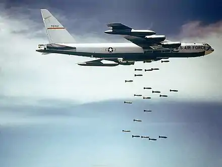 Un B-52 américain bombardant le Viêt Nam, au milieu des années 1960.