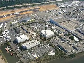 Vue aérienne d'un complexe d'usine.