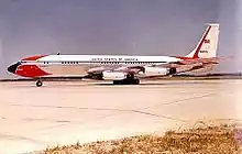 photographie en couleur d’un avion sur le tarmac d’un aéroport