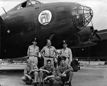 L'équipage devant le Grandpappy à Panama en 1943. À noter l'absence de la tourelle de nez.