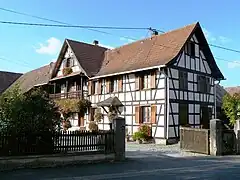 Ferme de 1805 aux vastes dépendances dans le village de Bœsenbiesen.