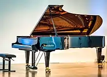 un grand piano à queue sur scène