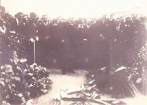 Les membres des deux délégations se recueillant devant la tombe du soldat inconnu.