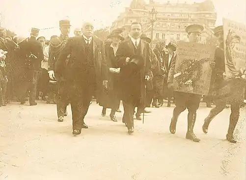Boghos Nubar Pacha et Avédis Aharonian sur la place de l'Étoile le 29 mai 1921.