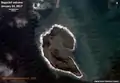 Analyse des évolutions du rivage de l'île Bogoslof, à la suite de l'activité volcanique entre les 11 et 24 janvier 2017. L'image de base est une vue satellite du 24 janvier 2017. Le rivage du 11 janvier est symbolisé par un pointillé orange.