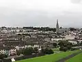 Le Bogside et la cathédrale Saint-Eugène (rive ouest de la Foyle).
