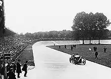 Tours d'honneur de Boillot, quelques jours après sa victoire, sur le vélodrome du Parc des Princes pendant le Grand Prix cycliste de Paris