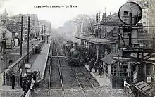 La gare vue du passage à niveau de la rue des Bourguignons en direction d'Argenteuil, vers 1910, avant le creusement de la tranchée durant les années 1930.