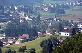 Photographie d'un village au fond d'une vallée.