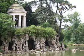 Rotonde et grotte sur l'île de Reuilly dans le bois de Vincennes.