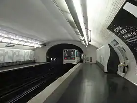 Une rame MP 73 quitte la station, en direction de Charles de Gaulle - Étoile.