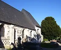 Façade de l'église en bichromie.