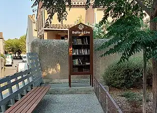 La boite à livres située dans le square à côté de l'église.