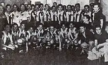 Photo en noir et blanc de joueurs de football placés sur deux rangs