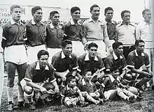 photo en noir et blanc d'une équipe de football posant sur deux rangs