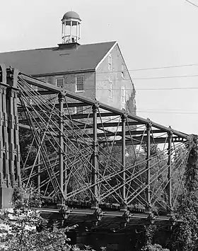 Vue générale du treillis sur le côté est du pont, avec la tour de la Savage Mill en arrière-plan, en 1970.